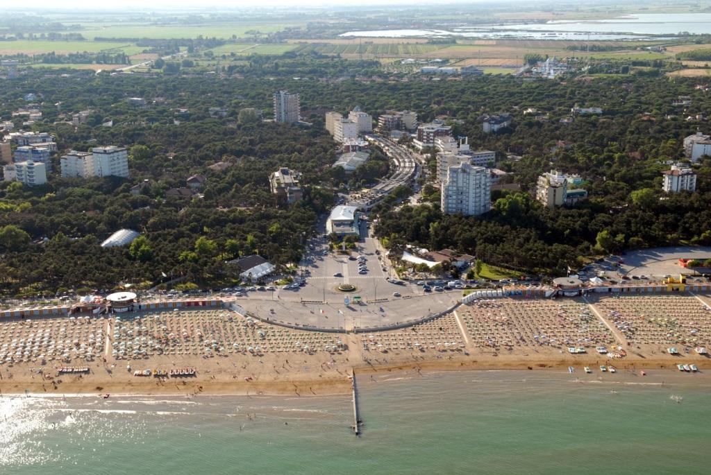 Hotel Ambassador Meuble Lignano Sabbiadoro Luaran gambar