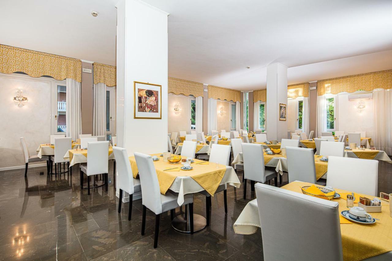 Hotel Ambassador Meuble Lignano Sabbiadoro Luaran gambar